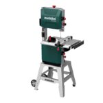 Tračna žaga Metabo BAS 318 Precision DNB z LED osvetlitvijo, dvema hitrostma in robustno konstrukcijo – idealna za natančno obdelavo lesa.