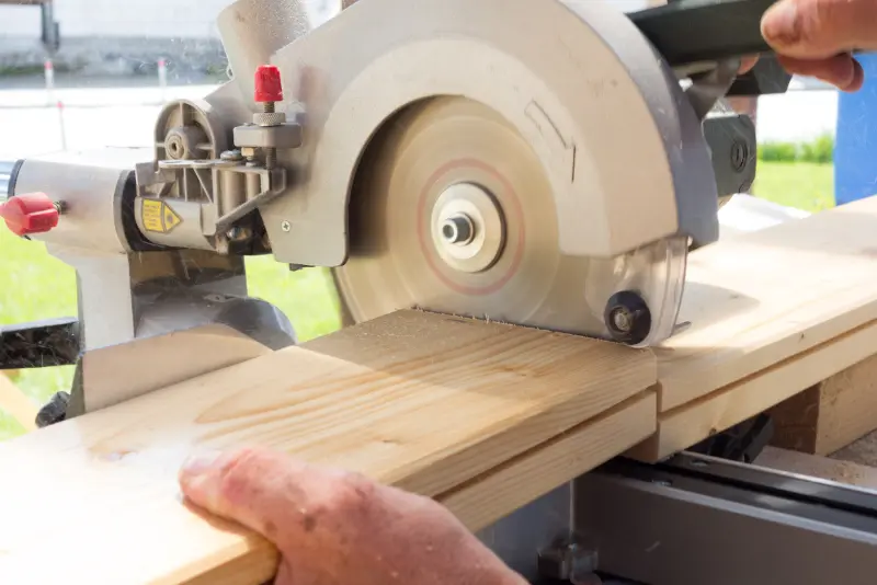 Kaj mora imeti dobra potopna krožna žaga za natančne reze?