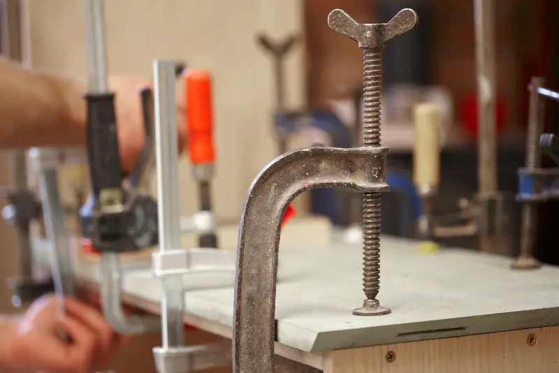 Mizarske spone in svore | Razlike pri lepljenju in fiksiranju