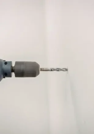 Vrtalnik, vijačnik ali kladivo? Kako izbrati pravo orodje glede na delo?