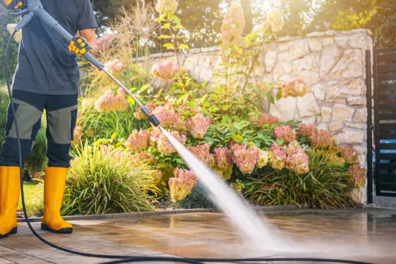 Kateri visokotlačni čistilec izbrati za avto, teraso ali čiščenje okoli hiše?
